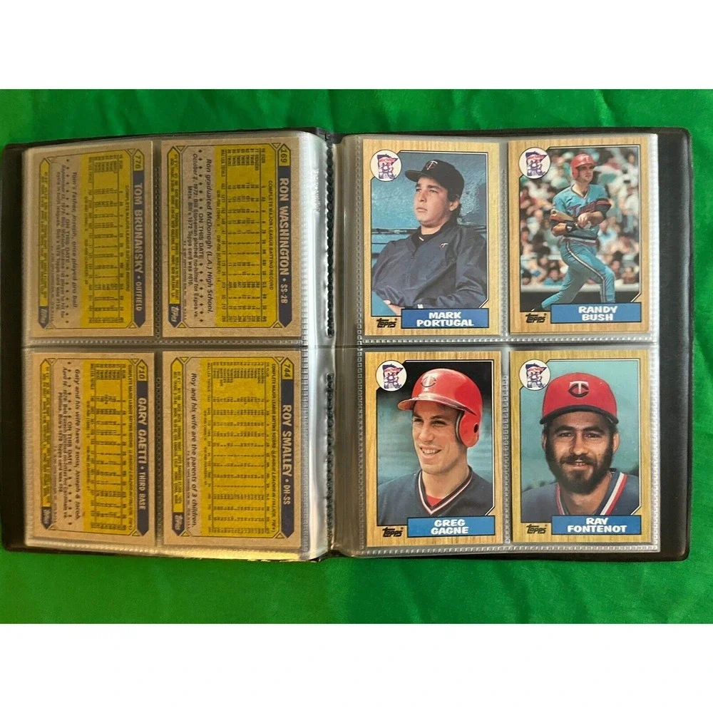 Minnesota Twins 1987 Topps Team Set‎ with 40 card collector album.